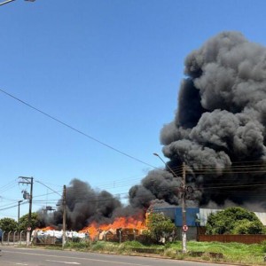 Incêndio de grandes proporções atinge comércio de pneus em Assis